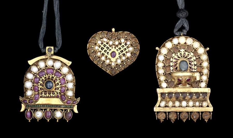 http://mt.wiglaf.org/aaronm/2012/06/29/bonhams-indian-temple-pendants.jpg