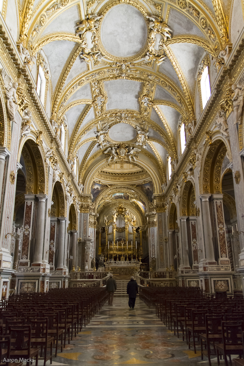 http://mt.wiglaf.org/aaronm/2013/02/25/Cassino-Montecassino-Basilica%20Nave0212.jpg